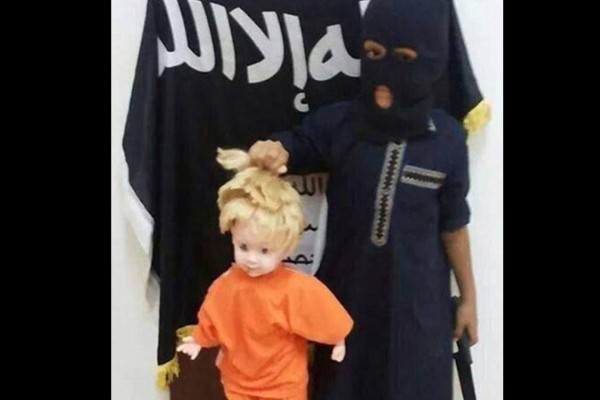 Terroristas del Estado Islámico entrenan a niños para decapitar
