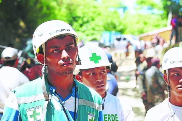 Entre lágrimas y protestas suspenden búsqueda de mineros