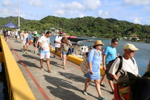 Roatan Islas de la Bahia Honduras llega el barco mas grande del Mundo.