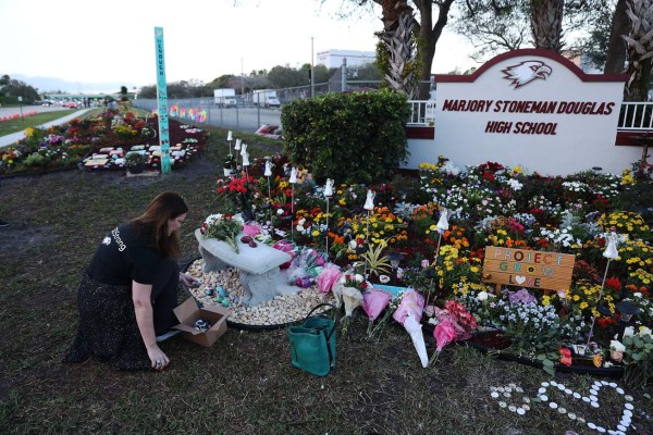 Sobrevivientes recuerdan 'a oscuras' el aniversario de la masacre de Parkland