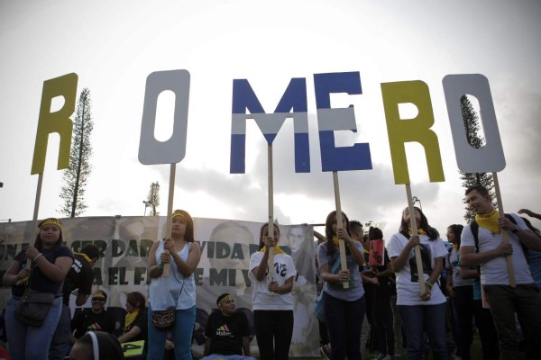 Salvadoreños glorifican a monseñor Romero, 'el santo del pueblo'