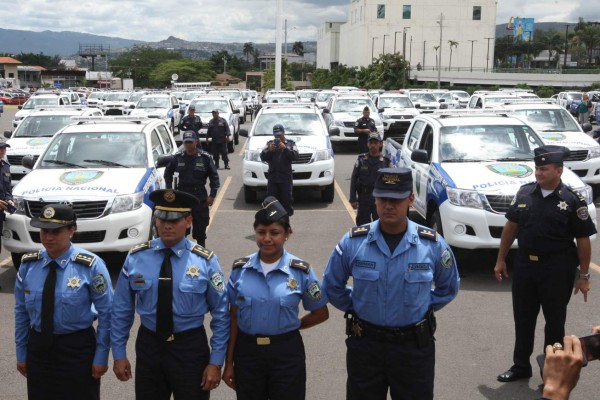 Presidente entrega 85 radiopatrullas a la Policía