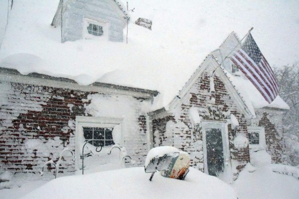 Rescatan a dos niños enterrados bajo la nieve en EUA