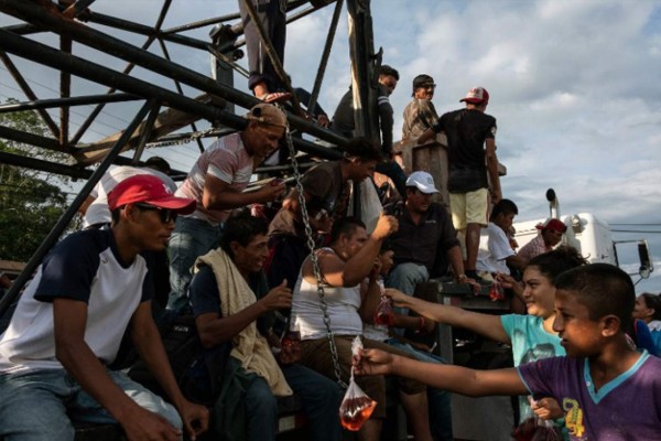 Migrantes retoman a pie éxodo por Veracruz luego de que buses no llegaran