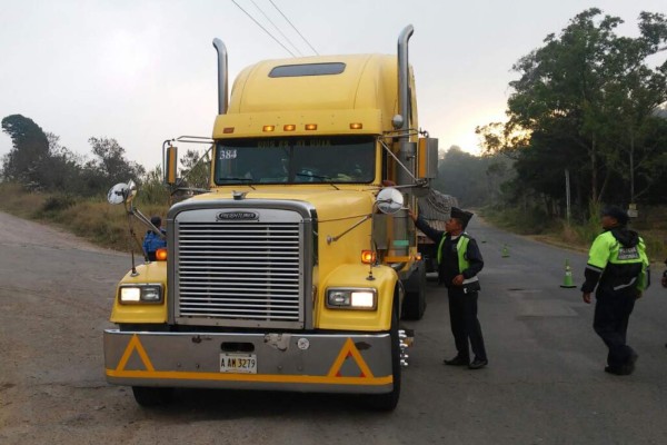 Detienen a dos transportistas de madera en Siguatepeque