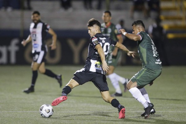 MANAGUA, EL SALVADOR. August 3rd: Robinson da Silva of Diriangen compete for the ball with Mario Martinez of Marathon during the match between Diriangen FC vs Marathon at the CONCACAF LEAGUE SCOTIABANK 2021, held at the National Stadium, in Managua, El Salvador.(PHOTO BY OSWALDO RIVAS/STRAFFON IMAGES/MANDATORY CREDIT/EDITORIAL USER/NOT FOR SALE/NOT ARCHIVE)