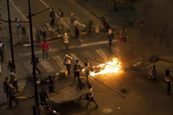 Maduro dice que condena a quien saque un arma para enfrentar a manifestantes