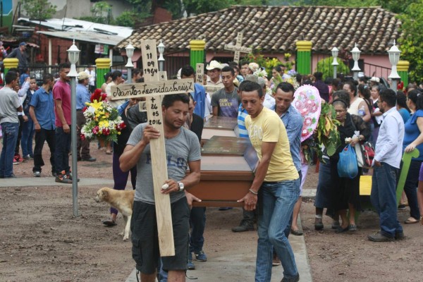 Sepultan a las cinco víctimas de derrumbe en El Paraíso