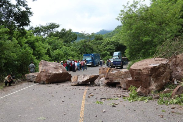 Derrumbes en occidente y Tegucigalpa por lluvias