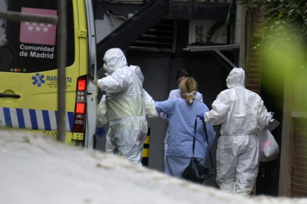 Mil muertos y hospitales desbordados en España por el coronavirus