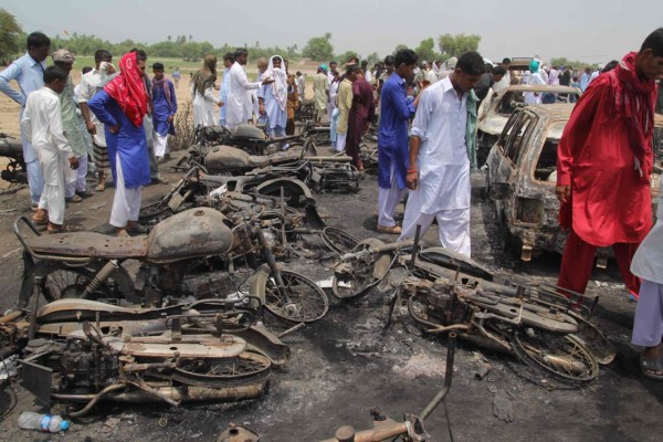 Unos 174 muertos tras explosión de un camión cisterna en Pakistán