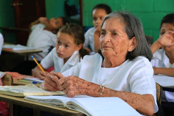 A los 83 años va a la escuela para aprender a leer la Biblia