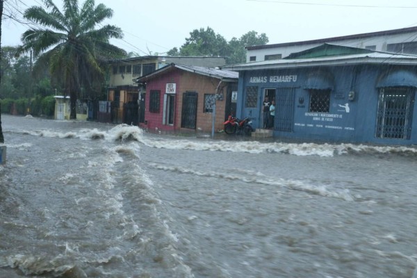 Fuerte lluvia y relámpagos afectan a San Pedro Sula