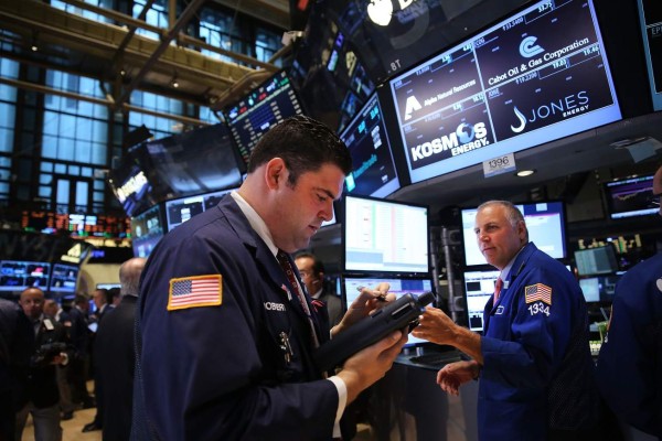 Wall Street abre a la baja pese impulso de Apple