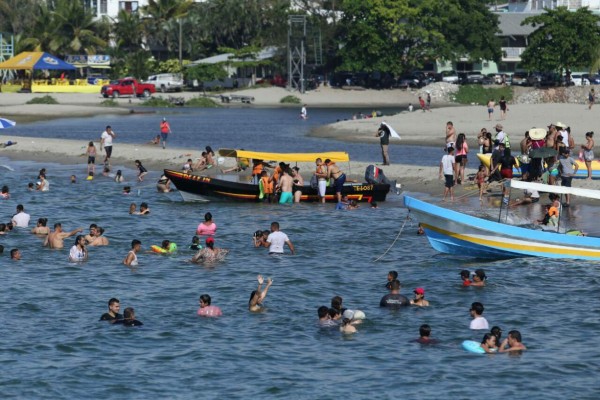 Hondureños gozan feriadón en las cálidas aguas de Tela