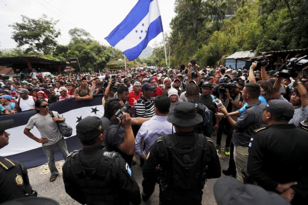 Video: Caravana hondureña cruza frontera de Guatemala con incertidumbre