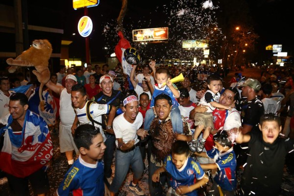 Las calles se pintaron de blanco con la celebración del título del Olimpia