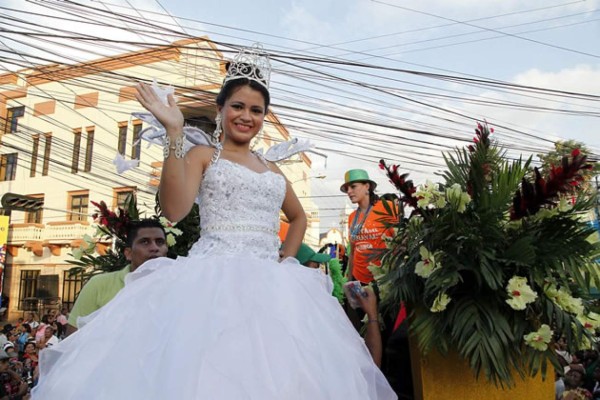 Derroche de alegría y fiesta viven los ceibeños en su carnaval