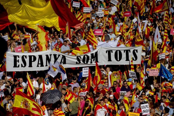 GRA252 BARCELONA, 8/10/2017.- Vista de la manifestación convocada por Societat Civil Catalana hoy en Barcelona en defensa de la unidad de España bajo el lema '¡Basta! Recuperemos la sensatez' en la que se han participado miles de personas EFE/Quique García