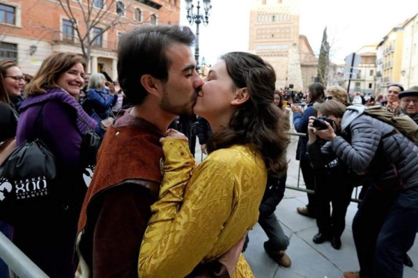Una ciudad española bate el récord de la cadena de besos más larga del mundo   