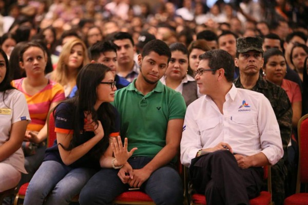 Presidente de Honduras entrega 1,255 becas en San Pedro Sula