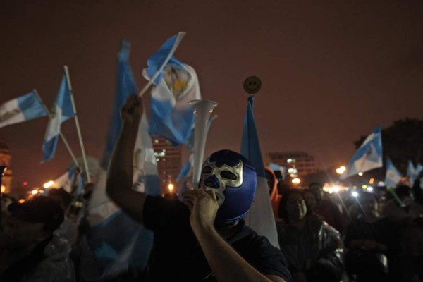 Ciudadanos celebran frente al Palacio Nacional de Guatemala tras la noticia de la pérdida de inmunidad del presidente guatemalteco, Otto Pérez Molina.