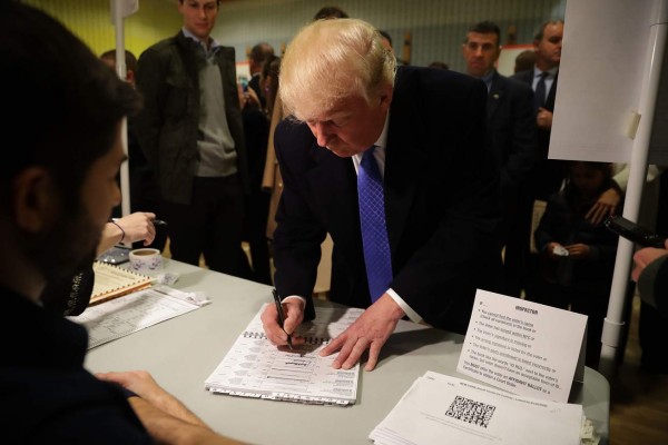 Donald Trump llega a votar entre aplausos y abucheos