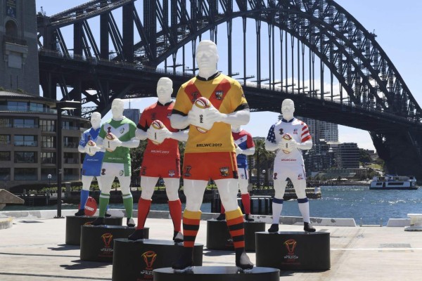 SYD01 SÍDNEY (AUSTRALIA) 12/10/2017.- Vista de varias de las esculturas de jugadores de rugby que representan los 14 países participantes en la Copa del Mundo de la liga de rugby '2017 Rugby League World Cup' en Sídney (Australia) hoy, 12 de octubre de 2017. EFE/Brendan Esposito PROHIBIDO SU USO EN AUSTRALIA Y NUIEVA ZELANDA