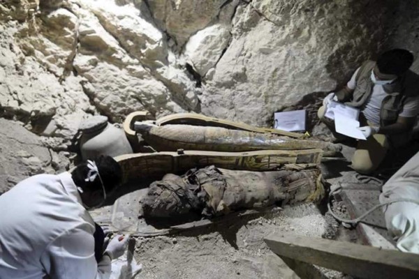 Descubren en Luxor una tumba 'intacta' de un alcalde faraónico con 8 momias