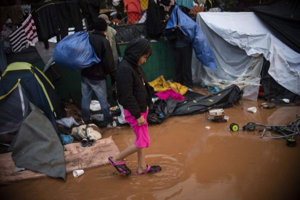 Caravana migrante cambia de albergue tras lluvias en frontera México-EEUU