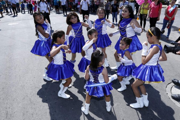 Niños muestran su amor a la patria en vistosos desfiles de prebásica