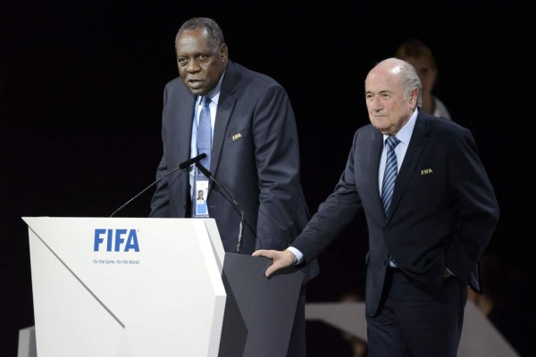 Hayatou, presidente interino de la FIFA en sustitución de Blatter