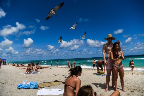 Estudiantes de vacaciones en Miami Beach descubren que el coronavirus 'no es divertido'