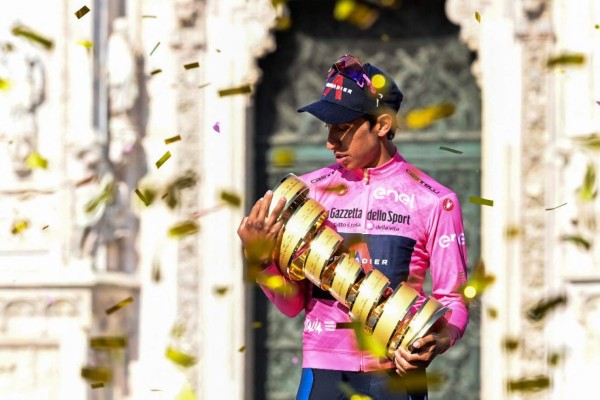 Team Ineos rider Colombia's Egan Bernal celebrates with the race's Trofeo Senza Fine (Endless Trophy) on the podium after winning the Giro d'Italia 2021 cycling race following the 21st and last stage on May 30, 2021 in Milan. (Photo by MIGUEL MEDINA / AFP)