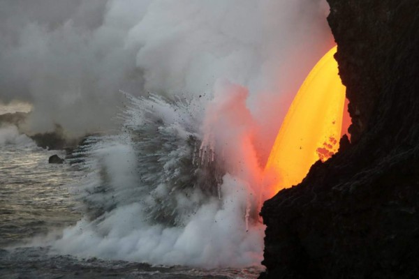 'Bomba de lava' del volcán Kilauea impacta contra barco y deja 23 heridos