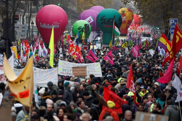 Las personas participan en una manifestación contra las revisiones de pensiones, en París, el 5 de diciembre de 2019 como parte de una huelga nacional.