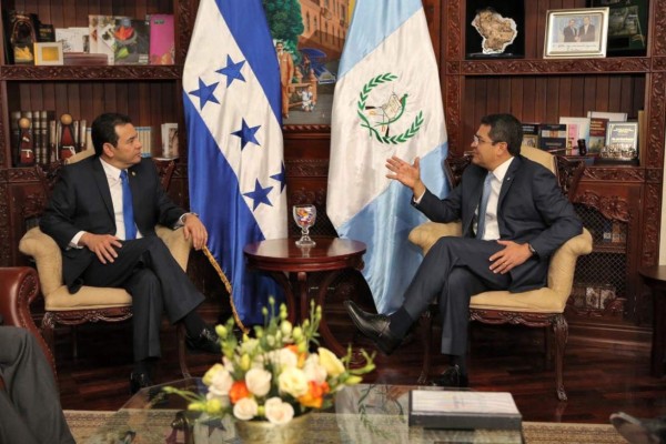 Handout released by the Honduran Presidency of Honduran President Juan Orlando Hernandez (R) meeting his Guatemalan counterpart Jimmy Morales at the presidential house in Guatemala City on May 23, 2017. / AFP PHOTO / Honduran Presidency / ORLANDO SIERRA / RESTRICTED TO EDITORIAL USE - MANDATORY CREDIT 'AFP PHOTO / HONDURAN PRESIDENCY' - NO MARKETING NO ADVERTISING CAMPAIGNS - DISTRIBUTED AS A SERVICE TO CLIENTS