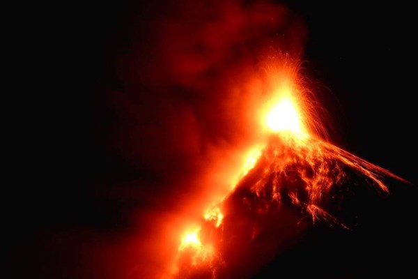 Volcán de Fuego en Guatemala registra explosiones moderadas  