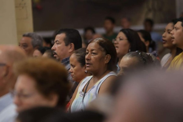 Cientos de feligreses participan de la misa Crismal en San Pedro Sula