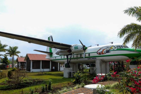 AIRLINES RESTAURANT: Está dentro de las instalaciones del Hotel, Cabaña y Domos Agualpa. Se trata de un avión turístico, único en Honduras. Aquí se disfruta de exquisitos platillos cuyos nombres están relacionados con viajes en avión: la hamburguesa recomendada por el capitán, sándwich club de vuelo y alitas pa’garrar vuelo, entre otros. También de ricos mariscos. Fotos: Gilberto Sierra