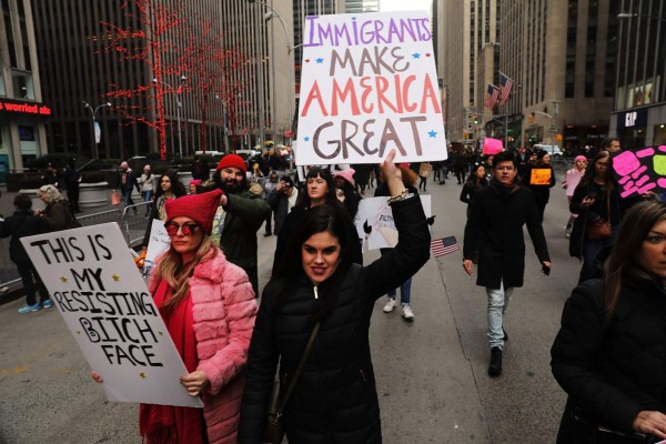 Masiva 'Marcha de las Mujeres' sale a protestar contra Trump