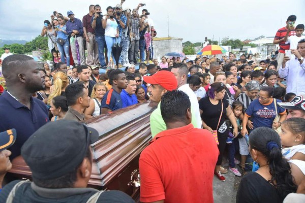 Impresionante último adiós al periodista Víctor Fúnez en La Ceiba