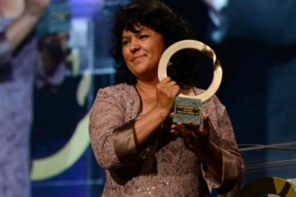 Berta Cáceres fue galardonada con el Premio Medioambiental Goldman. Foto archivo.