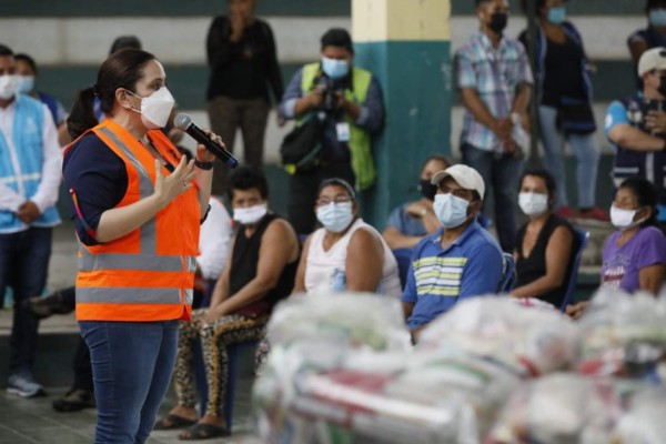 Primera dama de Honduras entrega ayudas a afectados por tormentas en Pimienta, Cortes