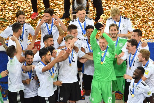 Germany's players lift the trophy after winning the 2017 Confederations Cup final football match between Chile and Germany at the Saint Petersburg Stadium in Saint Petersburg on July 2, 2017. / AFP PHOTO / Yuri CORTEZ