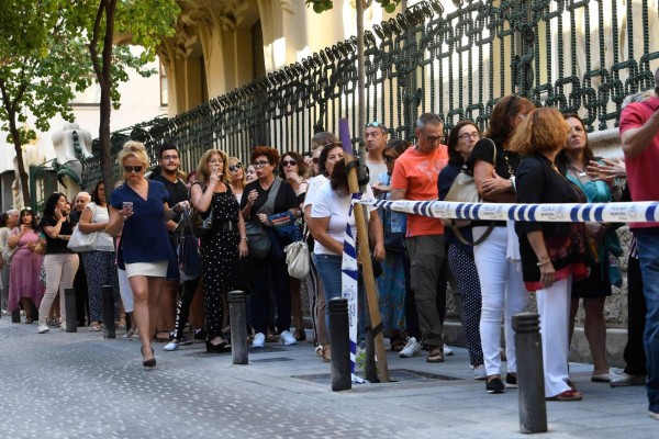 People queue to visit the funeral chapel for Spanish singer Camilo Sesto at the headquarters of The Spanish Society of Authors and Publishers (SGAE) in Madrid on September 9, 2019. - Camilo Sesto, a Spanish singer and composer of romantic ballads who scored a string of number one hits in a career that spanned decades, died aged 72, on September 8, 2019. Sesto, real name Camilo Blanes Cortes, sang in two pop bands during the 1960s before recording his first album 'Algo De Mi', or 'Something of Me', in 1971. He went on to sell over 70 million albums, making him one of the most famous Spanish singers of all time. (Photo by PIERRE-PHILIPPE MARCOU / AFP)