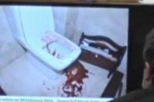 Revelan fotos de Pistorius manchado de sangre tras matar a su novia