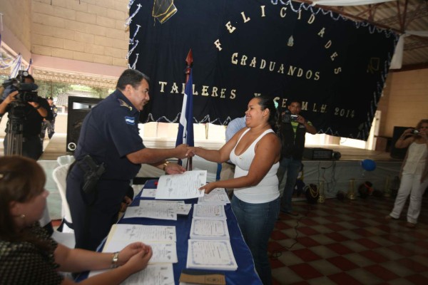 Se gradúan 70 reclusas de primaria y secundaria