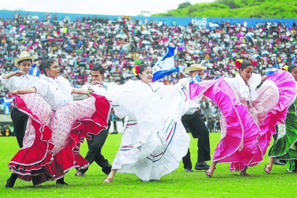 Colegios de Tegucigalpa también rindieron honor a Honduras