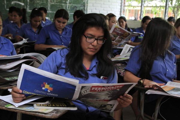 Jóvenes fascinados con fascículos de colección de LA PRENSA